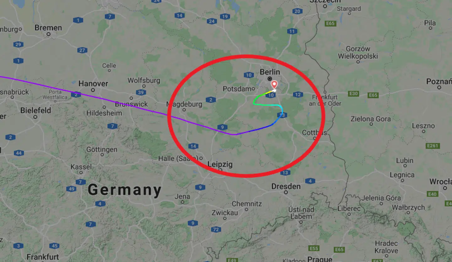 Her kan du se flyets rute.