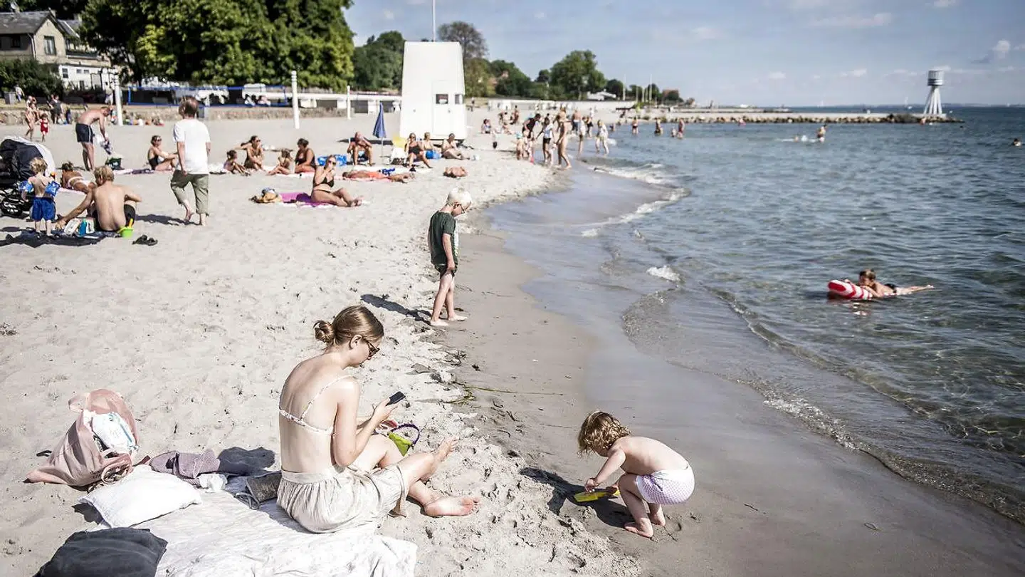 Bellevue Strand ved Klampenborg er populær i sommermånederne. (Arkivfoto)