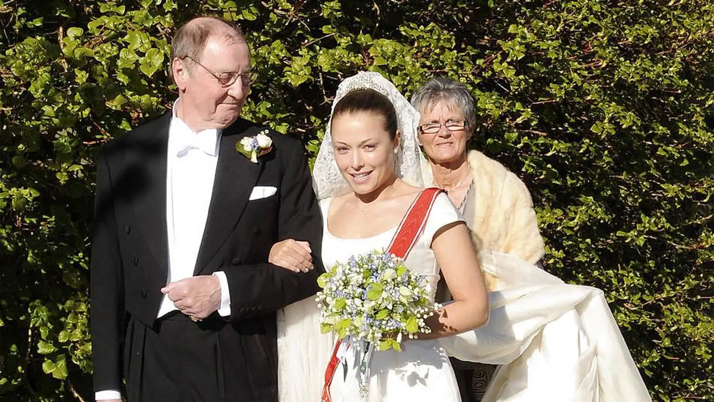 Lensgreve Niels Iuel-Brockdorff ses her med datteren Louise Iuel-Brockdorff, da hun skulle giftes i 2009.