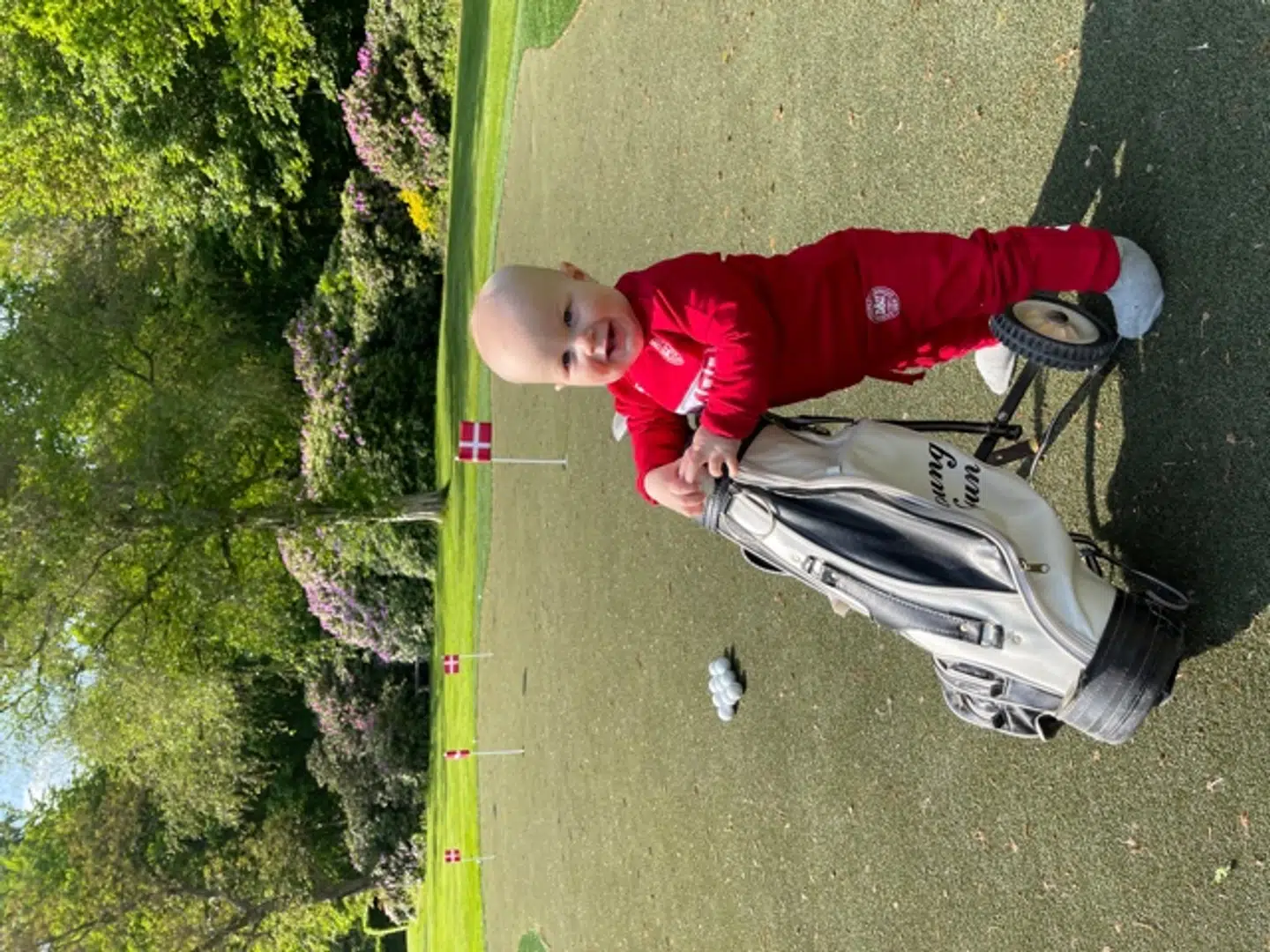 Lille Viggo på ti måneder i fuldt sæt i gang med at teste den pyntede green af.