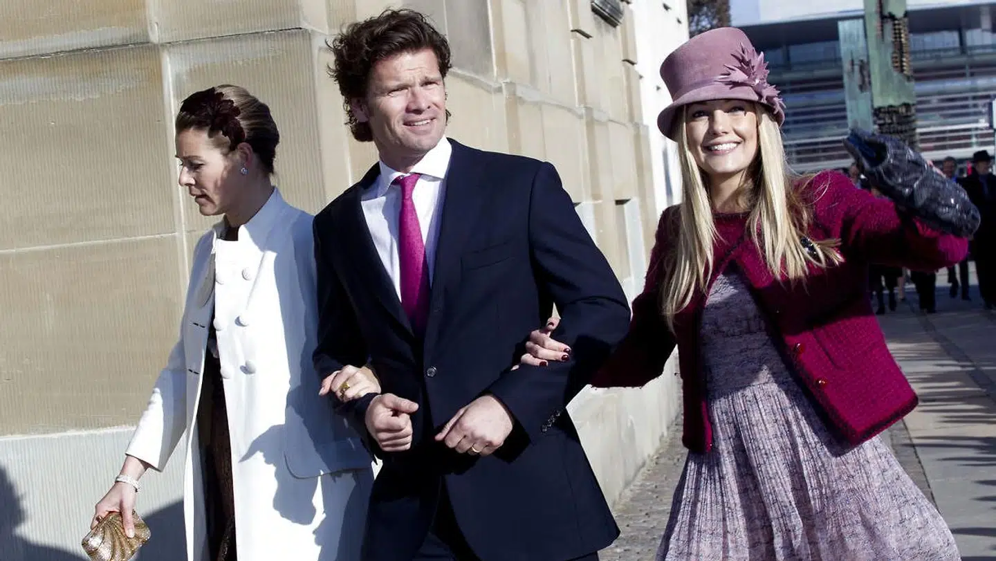 Caroline Fleming har tætte forbindelser til Kongehuset. I 2011 blev hun blandt andet inviteret til barnedåben af Kronprinsparrets tvillinger. Her ses hun sammen med 'baronen fra Strandvejen', Johan Wedell-Wedellsborg, samt hans kone, Rebecca Wedell-Wedellsborg.