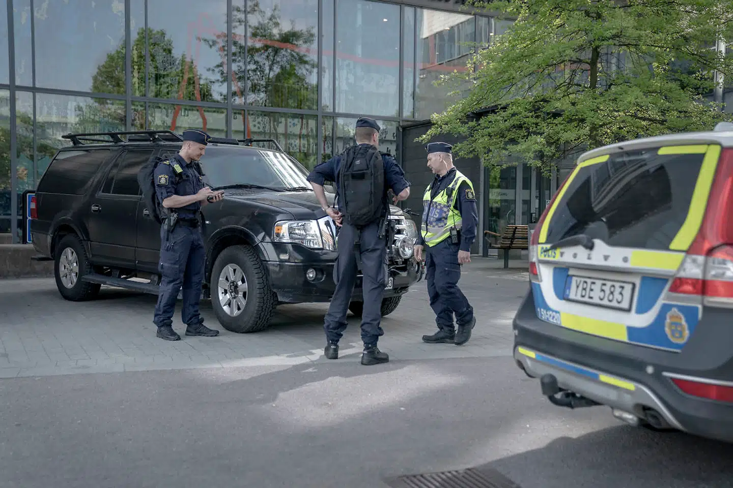 Politiet mødte talstærkt op ved retssalen i Göteborg, da en 21-årig mand i forrige uge blev fremstillet i grundlovsforhør, anklaget for at have dræbt en 45-årig mand i en forstad til byen. Den 21-årige menes at være tæt forbundet til et kriminelt netværk i Göteborg.