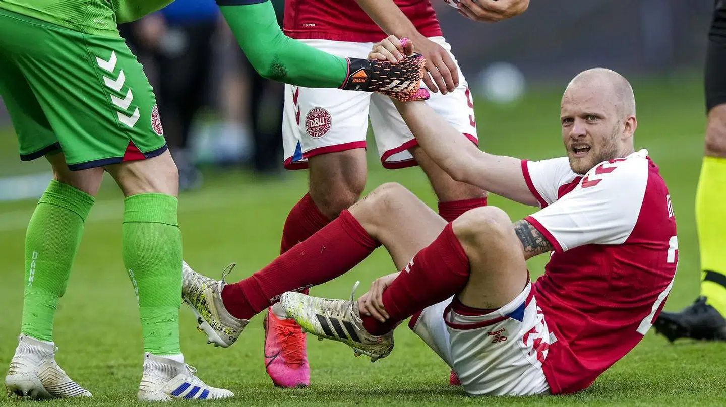 Nicolai Boilesen blev offer for en hård tackling i overtiden af kampen mod Bosnien.