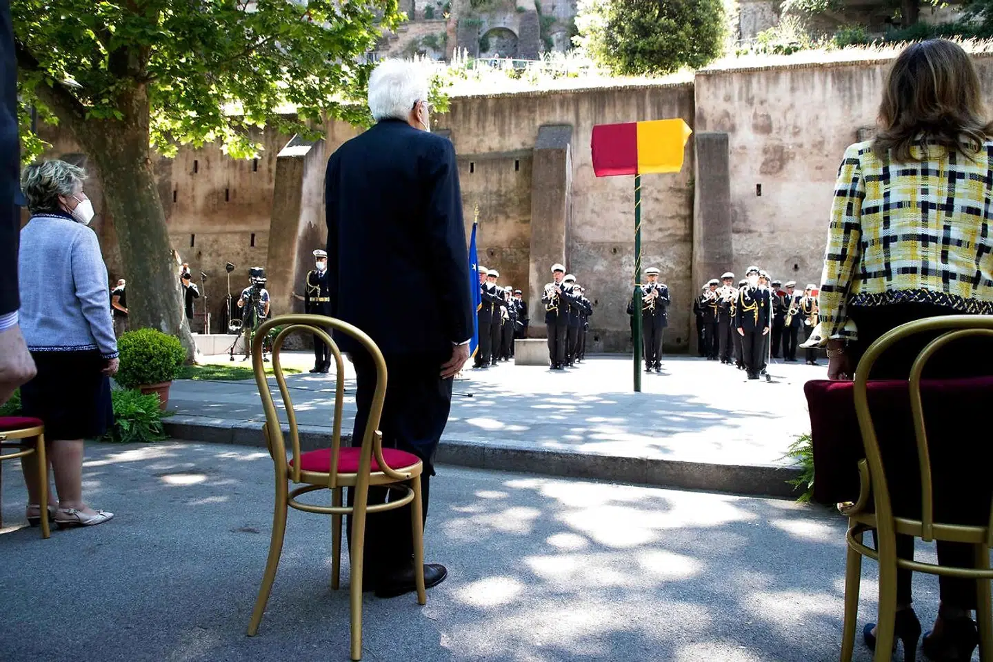 Italiens nuværende præsident Sergio Mattarella ses her fra ryggen under ceremonien.