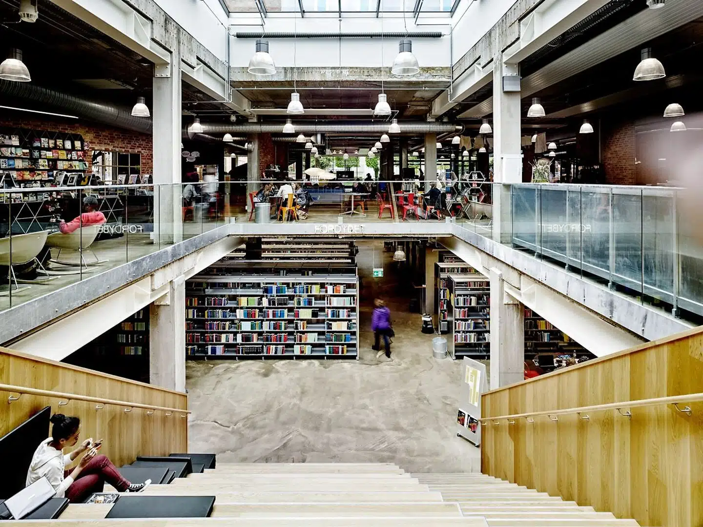 Det nye Herning Bibliotek ligger i bykernen og er med til at skabe liv i byen.