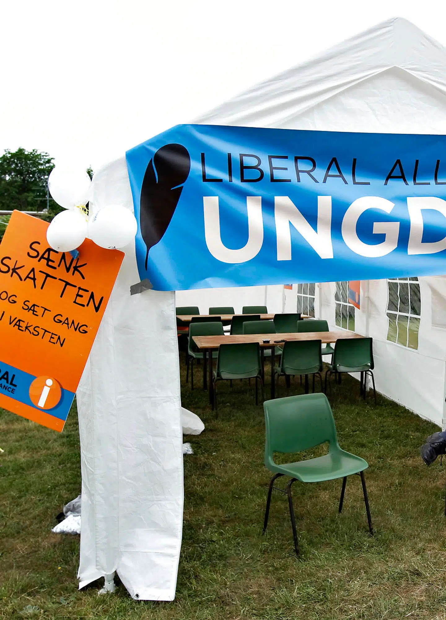 For første gang nogensinde afholdes der folkemøde på Bornholm. Et arrangement, der giver borgerne mulighed for at møde og diskutere med et bredt udsnit af folketingets politikere. Det strækker sig over tre dage og foregår i idylliske omgivelser i Allinge. Tomt telt fra Liberal Alliances Ungdom.