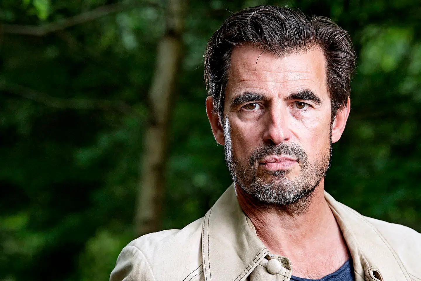 Claes Bang vil for nogen også være kendt som oplæser på 24syv-programmet »Bearnaise er dyrenes konge«.