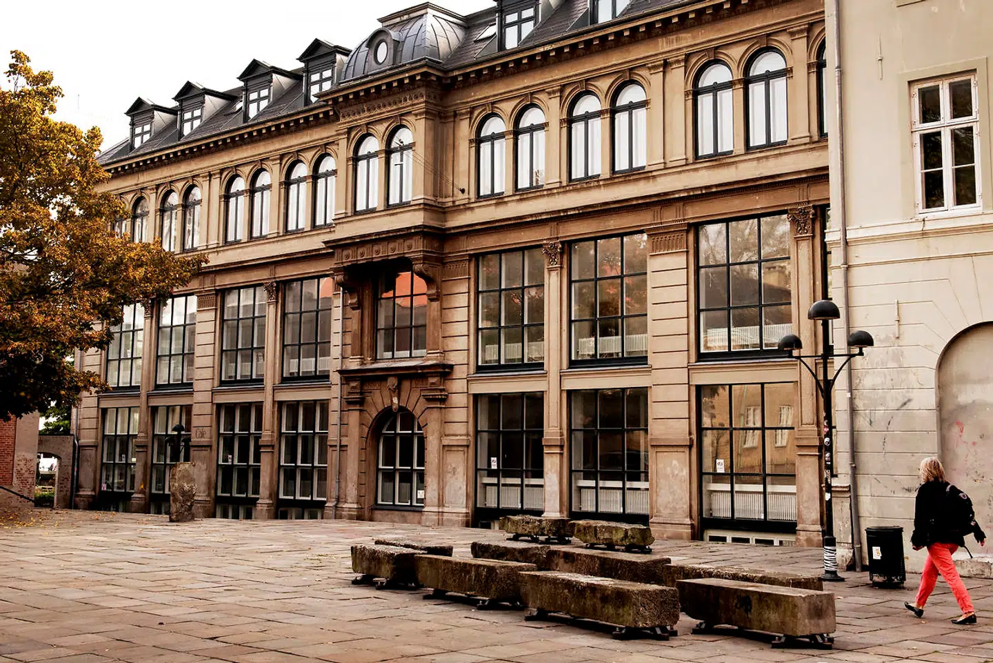 Under Købmagergade 44-50 har det vist sig, at der gemmer sig en spændende historie om København. Det er her, hotellet 25h Hotel Round Tower kommer til at ligge som en del af det, der hedder Trinity Quarter.