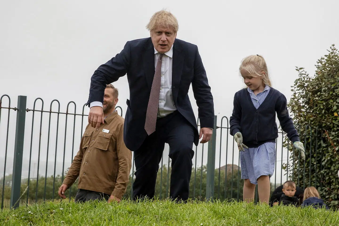 Boris Johnson på besøg i Cornwall før topmødet starter. Han har også meget på spil
