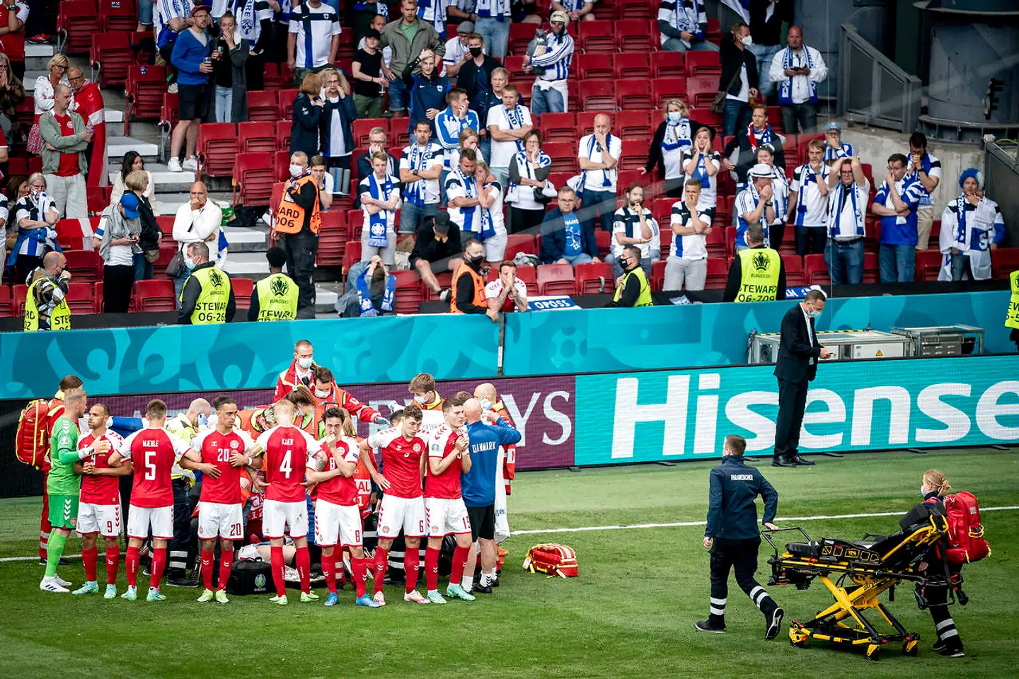 Christian Eriksens holdkammerater slog ring om ham, mens han modtog behandling på banen lørdag.
