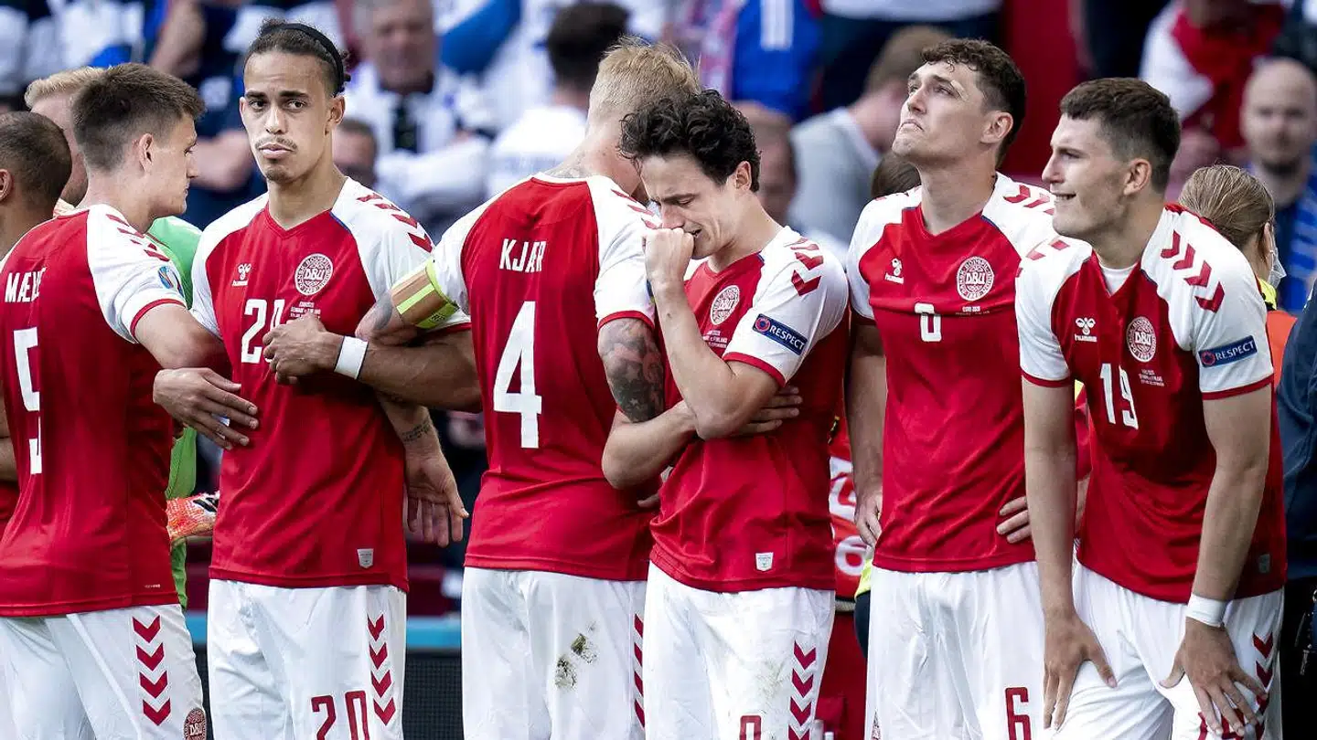 Yussuf Poulsen, Simon Kjær, Thomas Delaney, Andreas Christensen og Jonas Wind mens Christian Eriksen får behandling under EM landskampen mellem Danmark-Finland i Parken, København lørdag den 12. juni 2021. (Foto: Liselotte Sabroe/Ritzau Scanpix)
