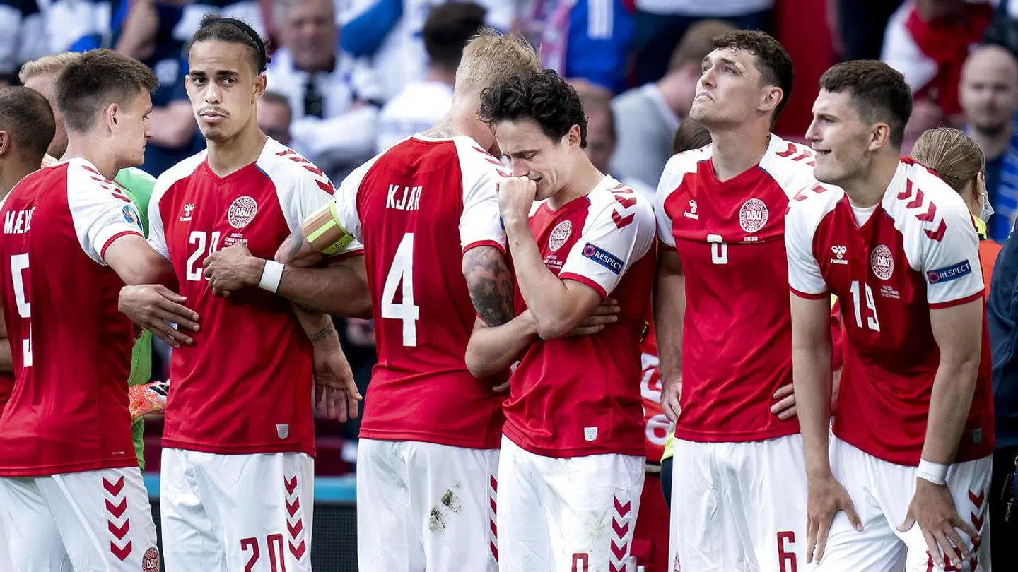 Yussuf Poulsen, Simon Kjær, Thomas Delaney, Andreas Christensen og Jonas Wind mens Christian Eriksen får behandling under EM landskampen mellem Danmark-Finland i Parken, København lørdag den 12. juni 2021. (Foto: Liselotte Sabroe/Ritzau Scanpix)