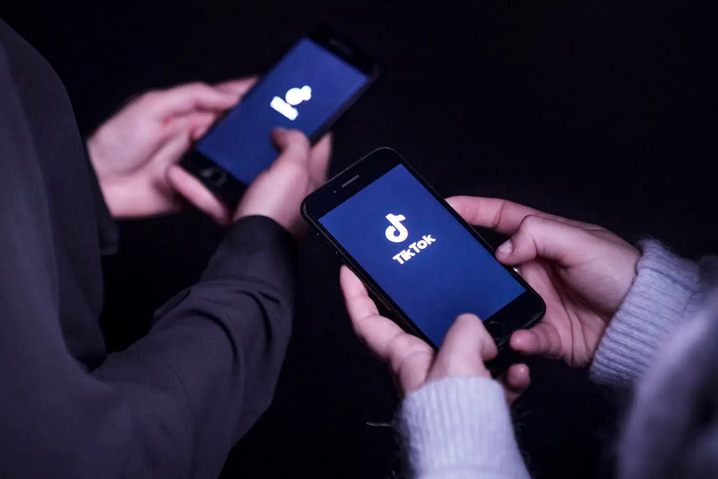 Appen TikTok er populær blandt særligt børn og unge. Nu trender videoer af et bestemt tema: EM-kampen lørdag og mere præcist Christian Eriksen, der faldt bevidstløs til jorden.