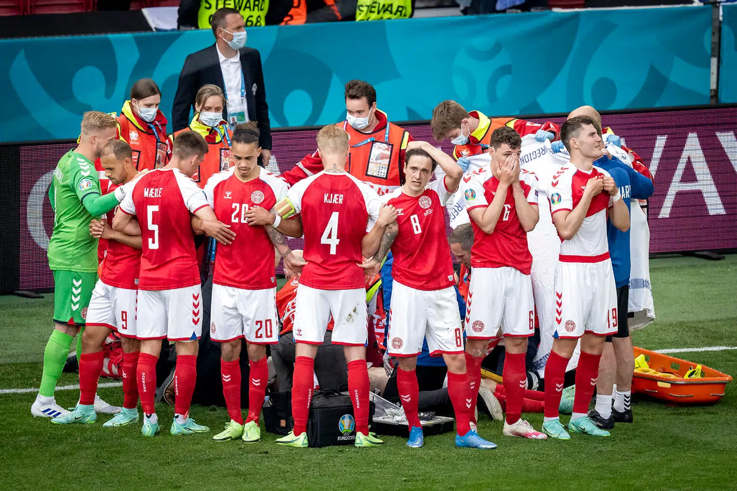 Danmarks spillere skærmer, imens at Danmarks Christian Eriksen får behandling under kampen mellem Danmark og Finland i gruppe B under EURO2020 i Parken i København, lørdag den 12. juni 2021.