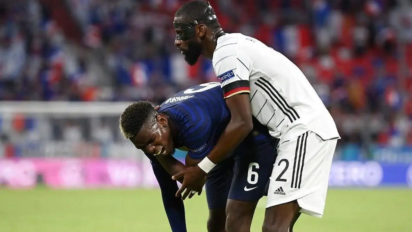 Situationen hvor Rudiger bider Pogba i ryggen.