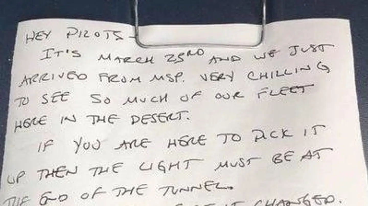 Her ses den håndskrevne seddel, som Chris Dennis efterlod i flyet.