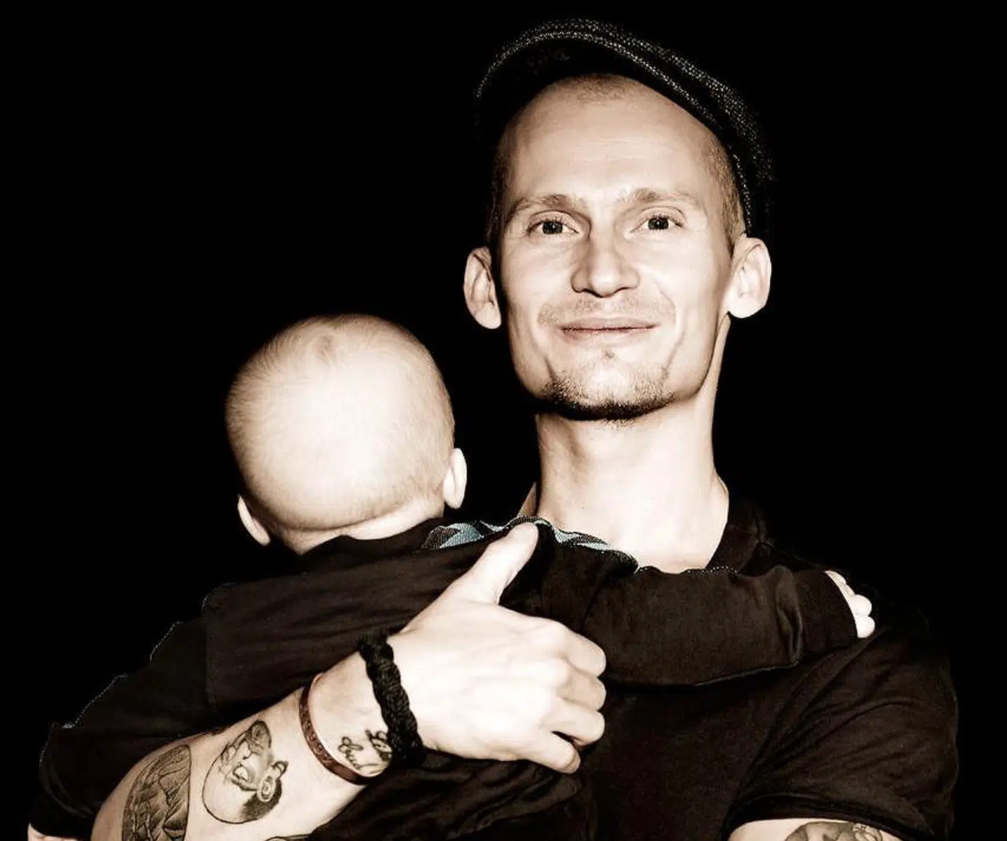 Der var ikke så meget 'habitdreng' over Christian Stadil tidligere. Her ses han med med sin dengang lille søn Winston i 2013.