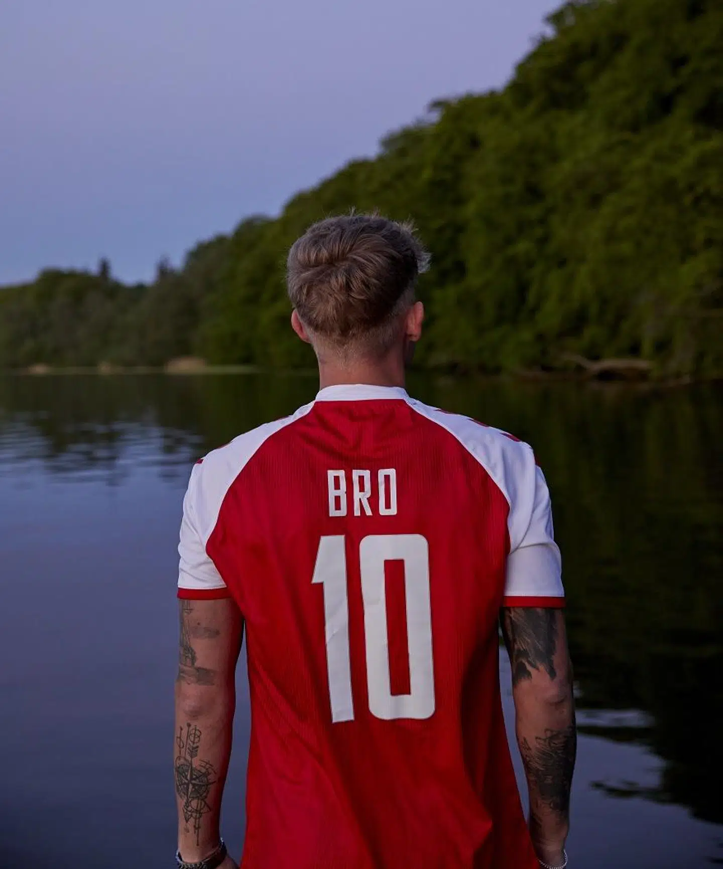 Stillbillede fra musikvideoen til Bros nye single 'Forunderligt', som han har skrevet sammen med Joey Moe.