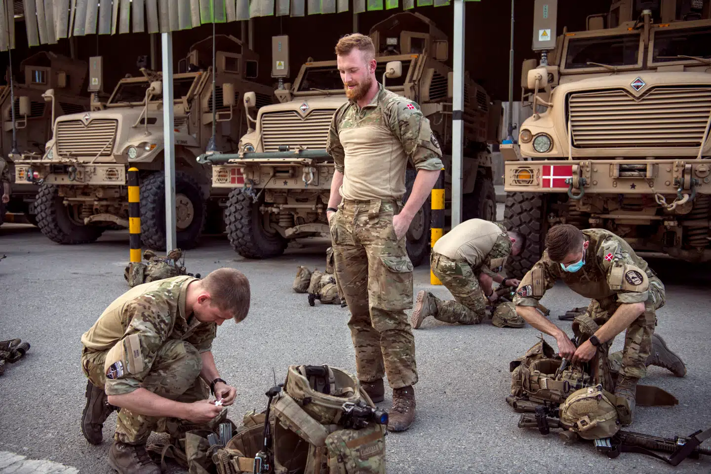 25-årige Lasse og hans gruppe fra Ingeniørregimentet i Skive tjekker deres udstyr, få dage før lejren blev overdraget til afghanerne. Foto: Andrew Quilty