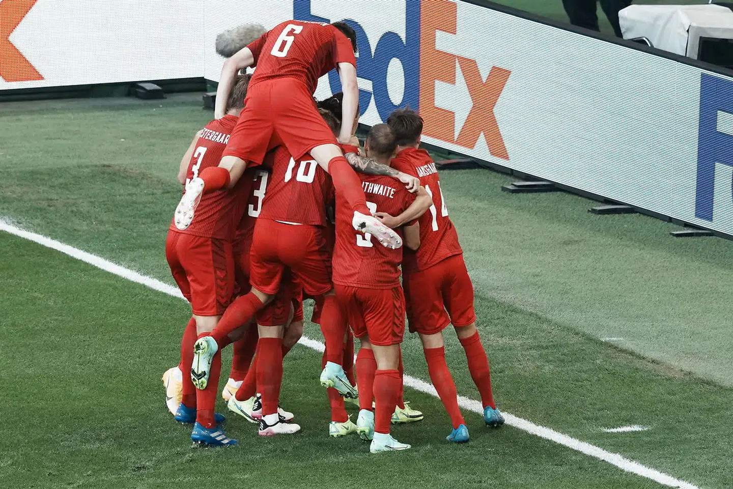 Dansk jubel efter scoringen til 1-0 efter mindre end to minutters spil.