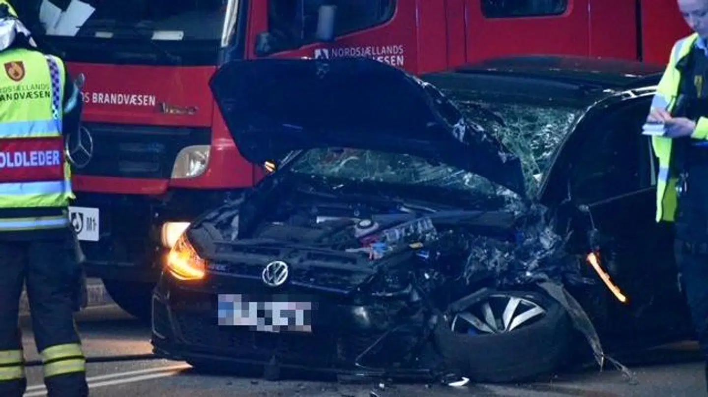 En af de forulykkede biler.