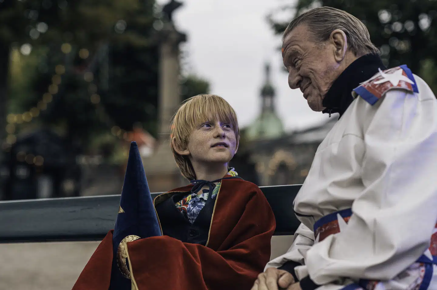 Benjamin Weber Cortzen som Buster og Henning Jensen som den tidligere kanonkonge hr. Larsen. Foto: Nordisk Film