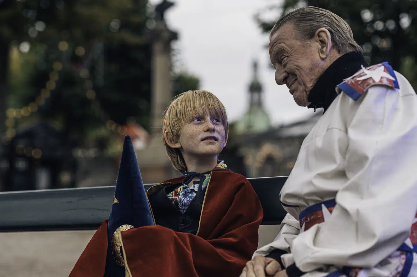 Benjamin Weber Cortzen som Buster og Henning Jensen som den tidligere kanonkonge hr. Larsen. Foto: Nordisk Film