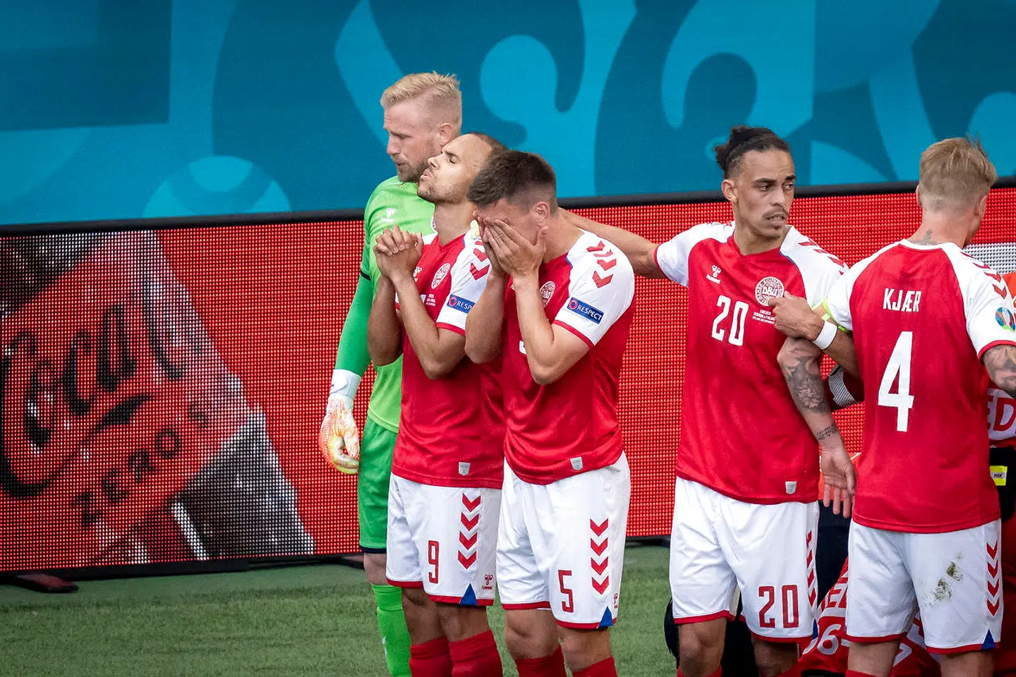 Martin Braithwaite, Kasper Schmeichel, Yussuf Yurary Poulsen, Joakim Mæhle og Simon Kjær imens at Christian Eriksen får behandling efter kollaps under kampen mellem Danmark og Finland i gruppe B under EURO2020 i Parken i København, lørdag den 12. juni 2021.