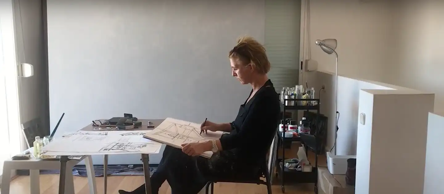 Mathilde Fenger ved skitseblokken.