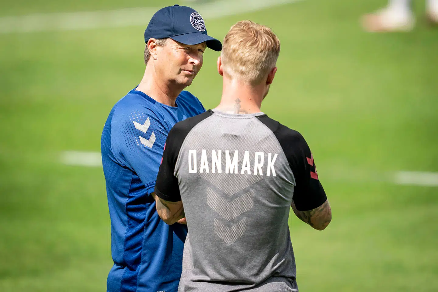 Danmarks landstræner Kasper Hjulmand og anfører Simon Kjær under EM-landsholdets træning i Helsingør i går. Fodboldlandsholdet møder i aften Rusland om videre EM-avancement.