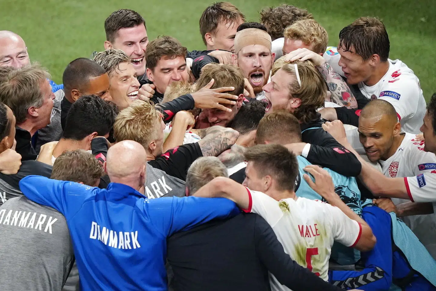 Hele det danske landshold i vidunderlig fejring af, at de har kvalificeret Danmark til slutspillet ved EM.