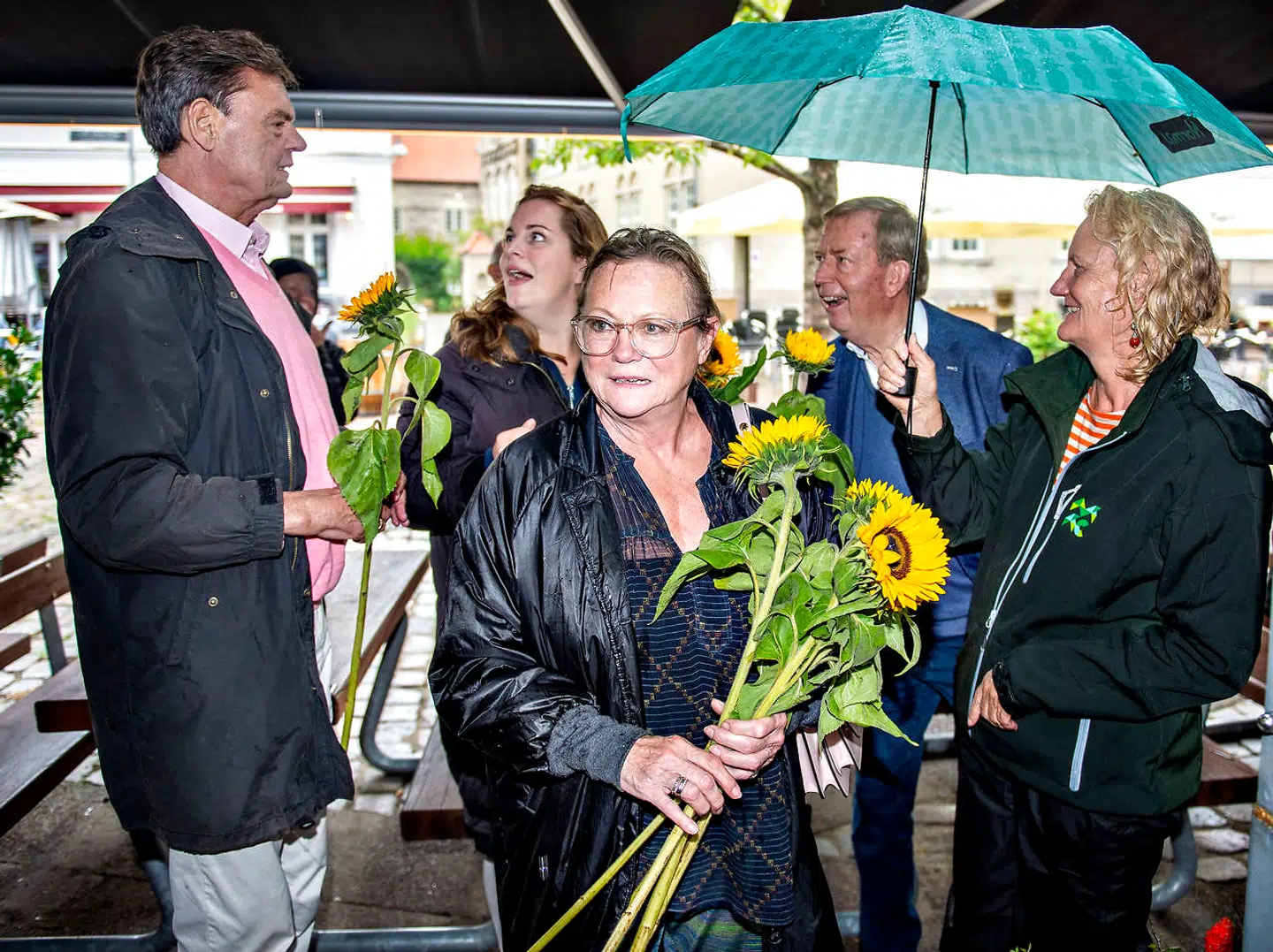 Lisbet Dahl, Lise Baastrup og Ulf Pilgaard fra Cirkusrevyen deler solsikker ud .