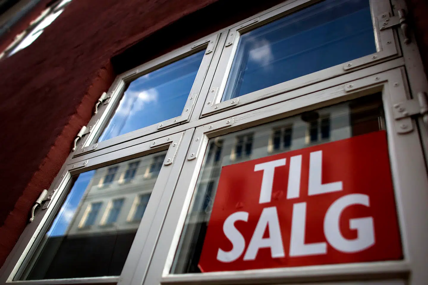 Ejerlejligheder stiger mere end normalt BV.: Økonomer ser tegn på boligboble i København BV.: København er gået i udbrud BV.: ARKIVFOTO 2007 af til salg skilt i lejlighed i København- Se RB 22/1 2015 08.25. Salget af lejligheder nåede sidste år op på niveau med tidligere rekordår. Københavnsområdet fører an. Boligsalget fik ekstra fart på i 2014, og specielt hvad angår ejerlejligheder, kunne det mærkes. (Foto: Jeppe Michael Jensen/Scanpix 2014)