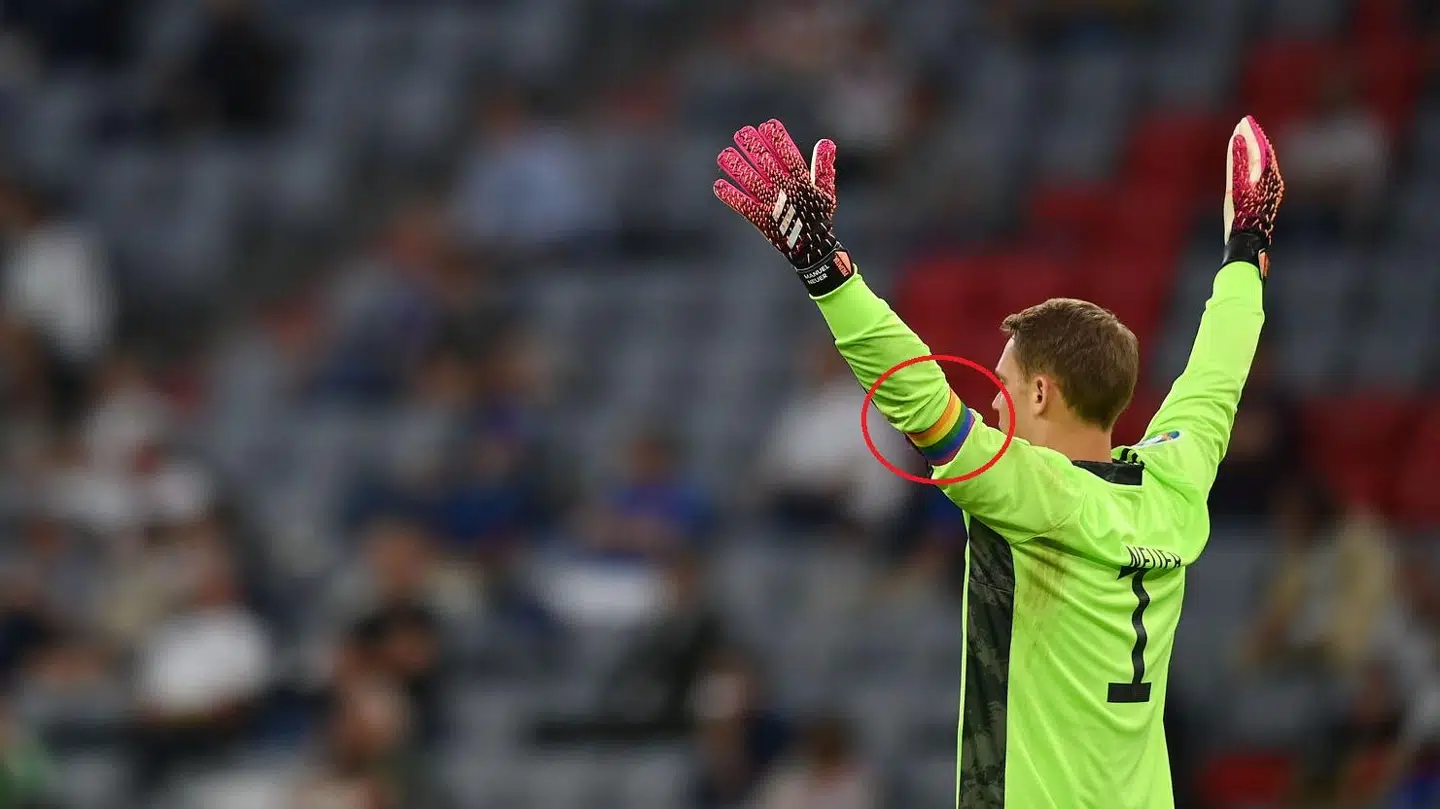 Den tyske landsholdsanfører Manuel Neuers anførerbind har udløst en international skandale med UEFA i centrum.