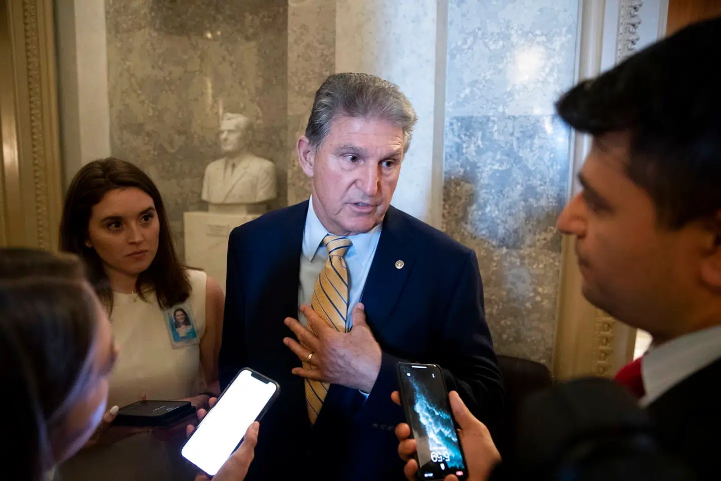 Joe Manchin er en kontroversiel mand i Washington, hvor han ofte går enegang i forhold til sine partifæller. (Arkivfoto)