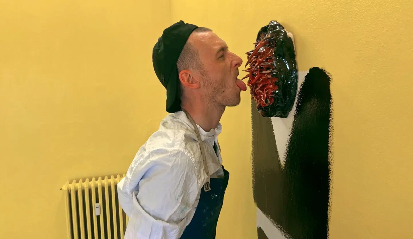 »Jeg kan ikke finde ud af andet i den her verden end at lave kunst,« siger Næblerød selv, og det er sikkert rigtigt.