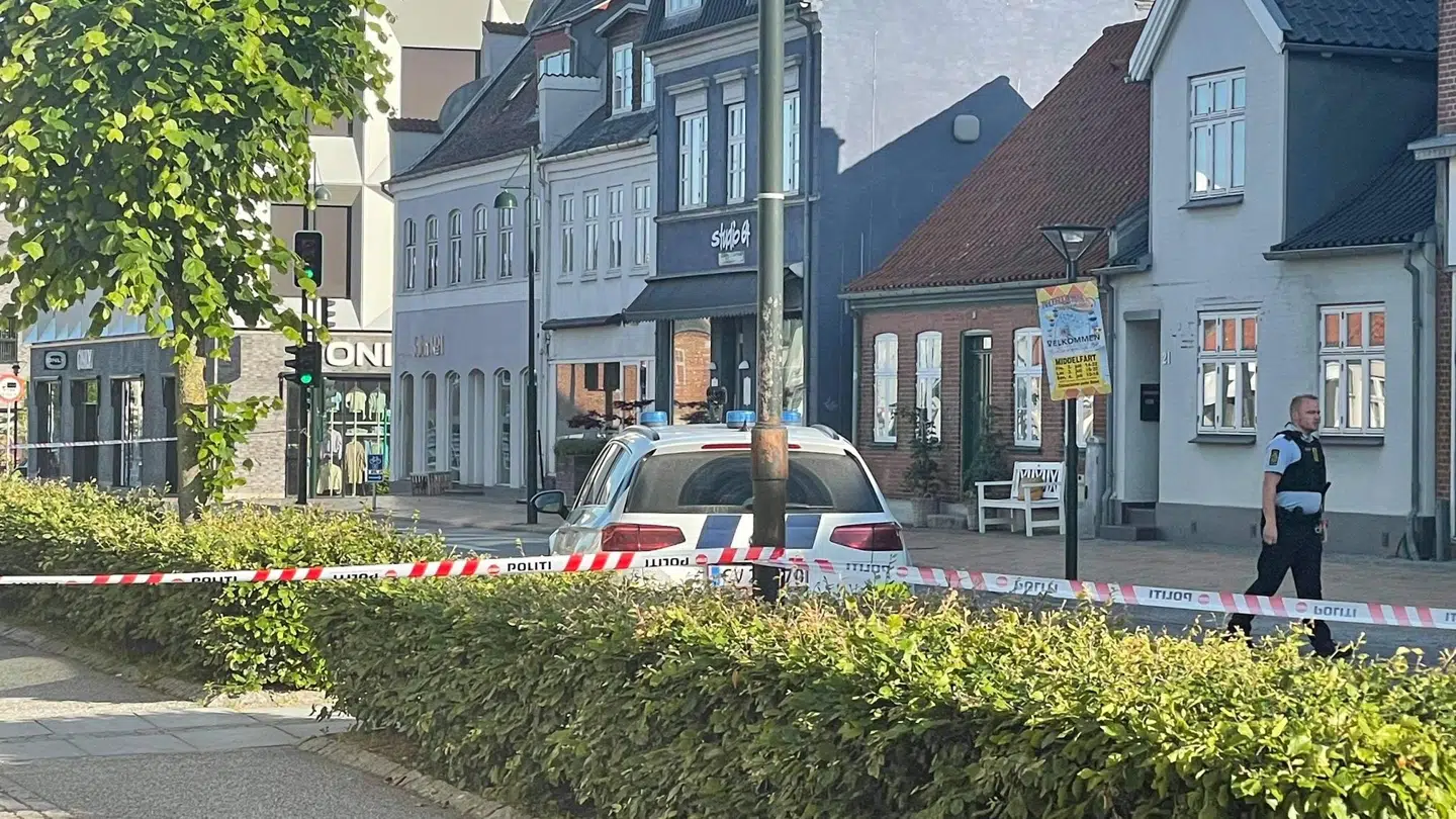 Politiet har afspærret et område omkring rådhuset i Middelfart fredag morgen, hvor en ukendt gerningsmand har forskanset sig.