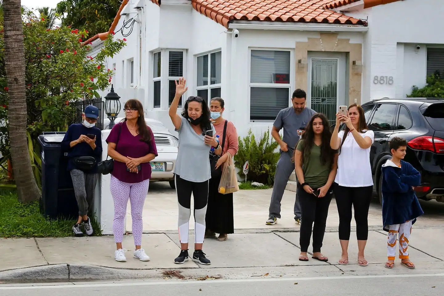 En kvinde beder på gaden.