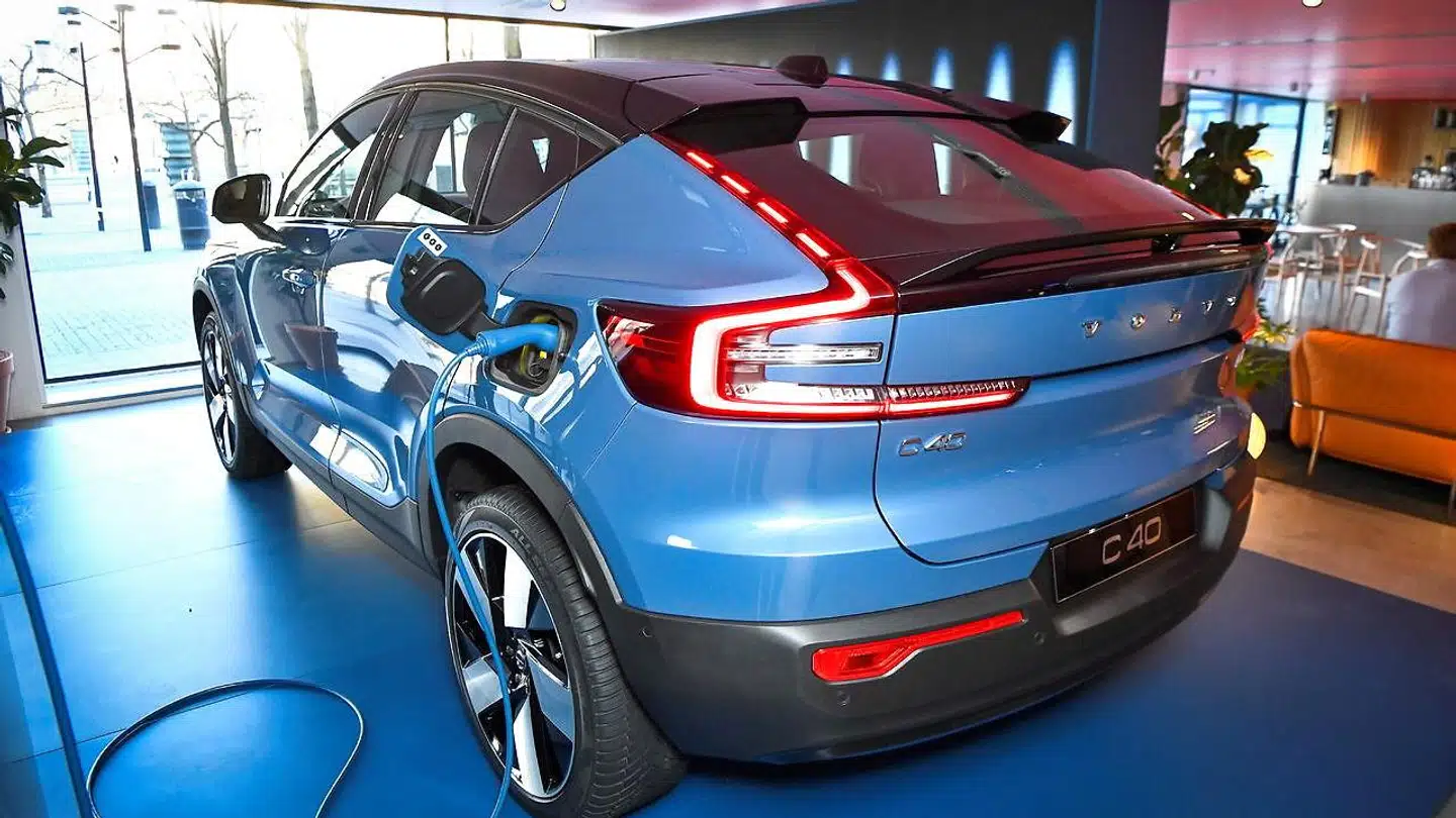 Omlægningen af bilafgifterne for et halvt år siden har sparet de danske bilkøbere for knap tre milliarder kroner. Her er det seneste skud på stammen af Volvos elektrisk drevne biler, der netop er præsenteret.