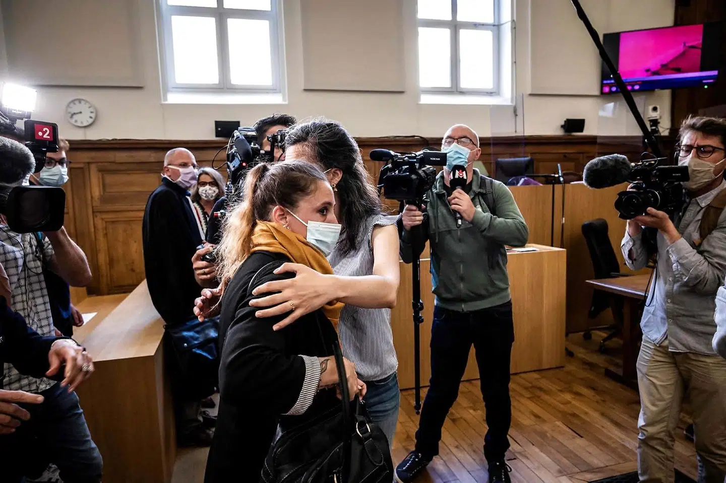 Interessen var stor, da den tiltalte Valérie Bacot med gult tørklæde mødte op i retten i Chalon-sur-Saone i Frankrig. Hun skød i 2016 sin tidligere stedfar, som hun har fire børn med.