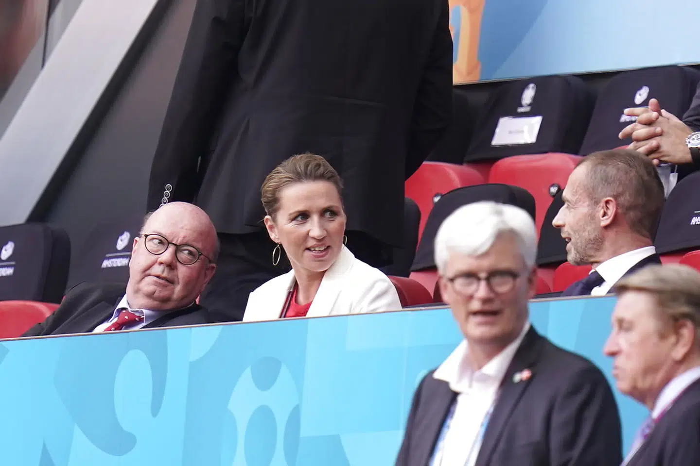 Danmark vandt over Wales lørdag aften på Johan Cruijff ArenA i Amsterdam. Statsminister Mette Frederiksen (S) fulgte kampen fra tribunen sammen med DBUs formand, Jesper Møller (tv.), og den slovenske UEFA-præsident, Aleksander Ceferin (th.).