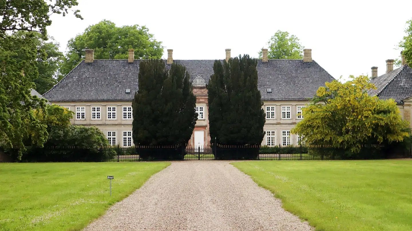 Godsejer Gregers Juel har i årevis været i strid med Nyborg Kommune om en støjvold. Her ses hans gods ved Nyborg på Fyn.