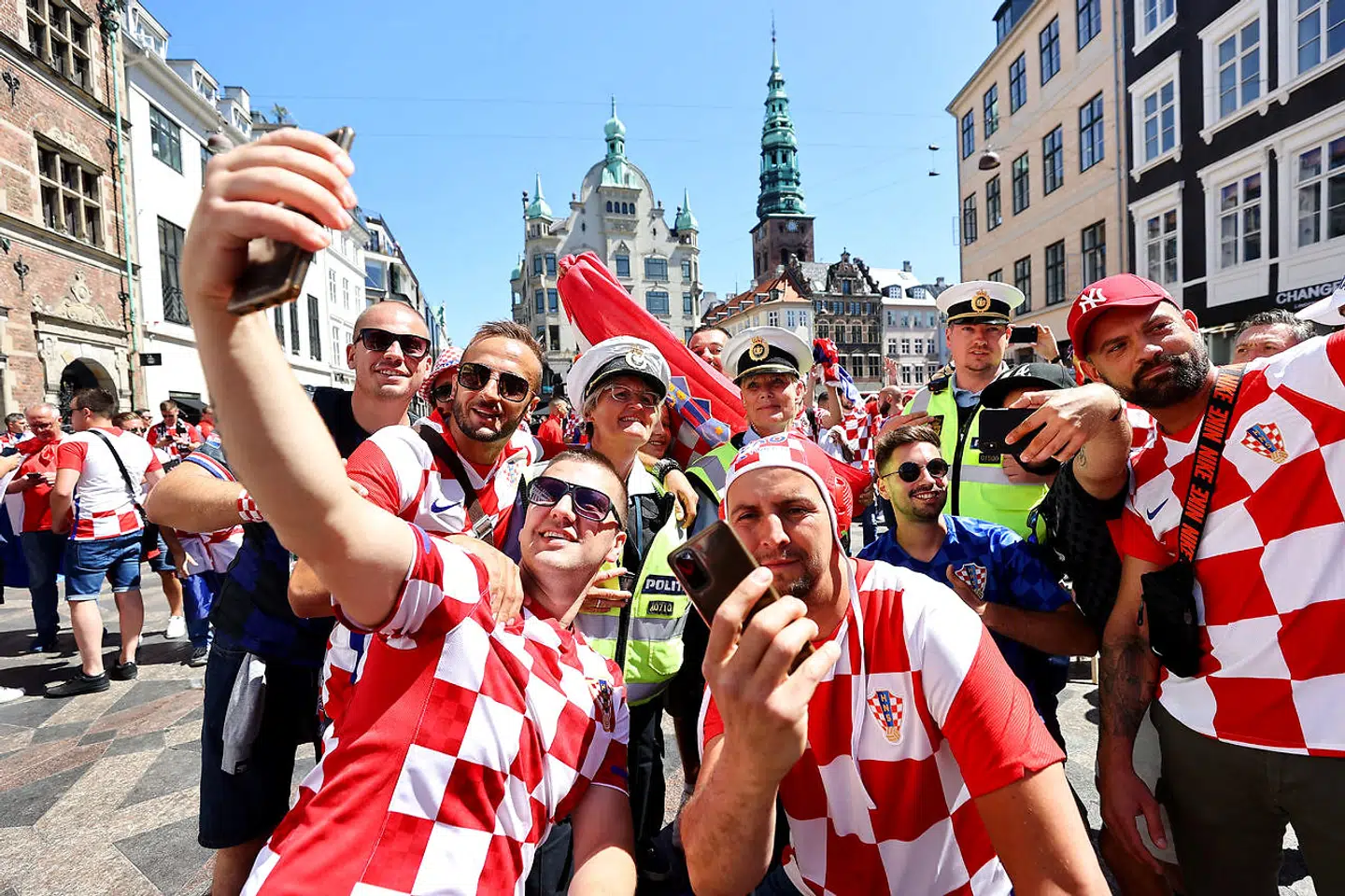 Allerede i formiddags havde de kroatiske tilrejsende fans fundet vej til Storkespringvandet i København, hvor de sang og drak øl, inden de i fælles optog sammen gik mod Parken.