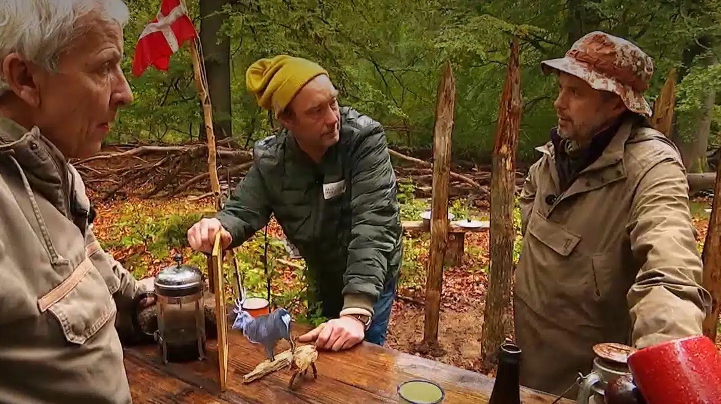 I Nak & Æd er der altid tid til en øl, en pibe og en sludder for en sladder. Foto: DRTV