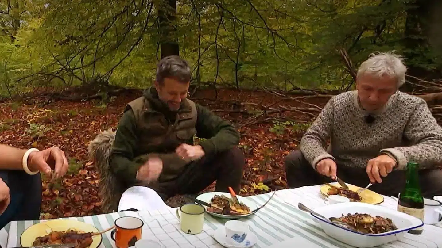 Kronprins Frederik er med dagens nye afsnit af Nak & Æd. Foto: DRTV