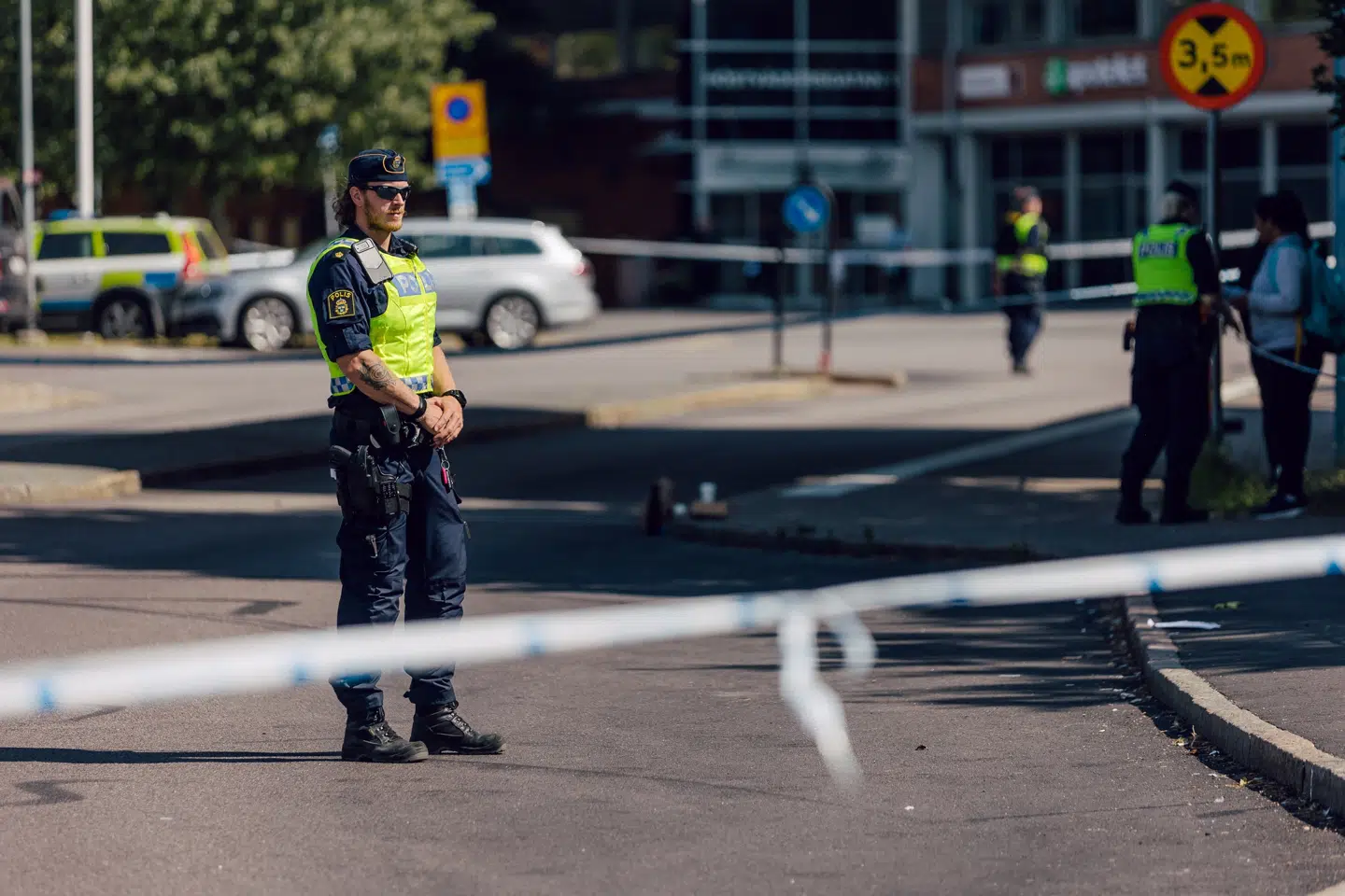 En talstærkt politistyrke afspærrede også torsdag formiddag området omkring Biskopsgården i det nordlige Göteborg, hvor politidrabet fandt sted.