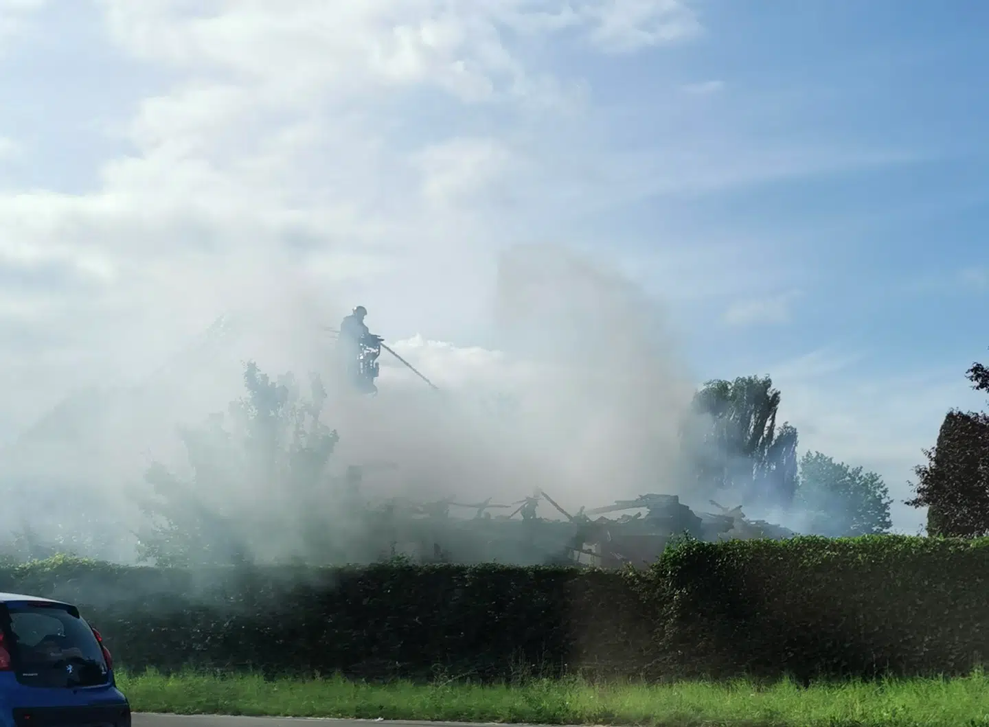 Her ses billede af den voldsomme røg fra branden i villa i den lille by Seden nær Odense. Foto: Presse-fotos.dk