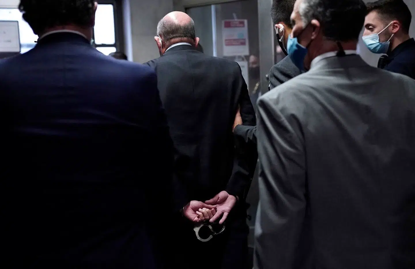The Trump Organizatios finansdirektør, Allen Weisselberg, er sammen selskabet blevet tiltalt for grov underslæb, svindel, skatteundragelse og forfalskning af regnskab. Her ses han på vej i retten i New York torsdag eftermiddag. Som det ses bærer han håndjern. (Photo by TIMOTHY A. CLARY / AFP)