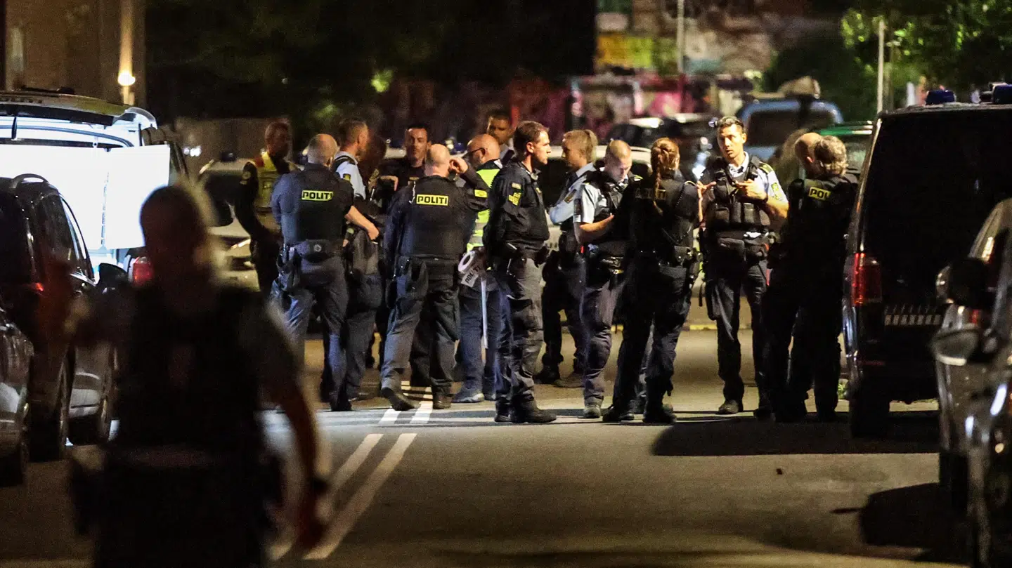 Politiet mødte op i stort antal, da to mænd blev ramt af skud natten til 4. juli. En 22-årig mand mistede livet.