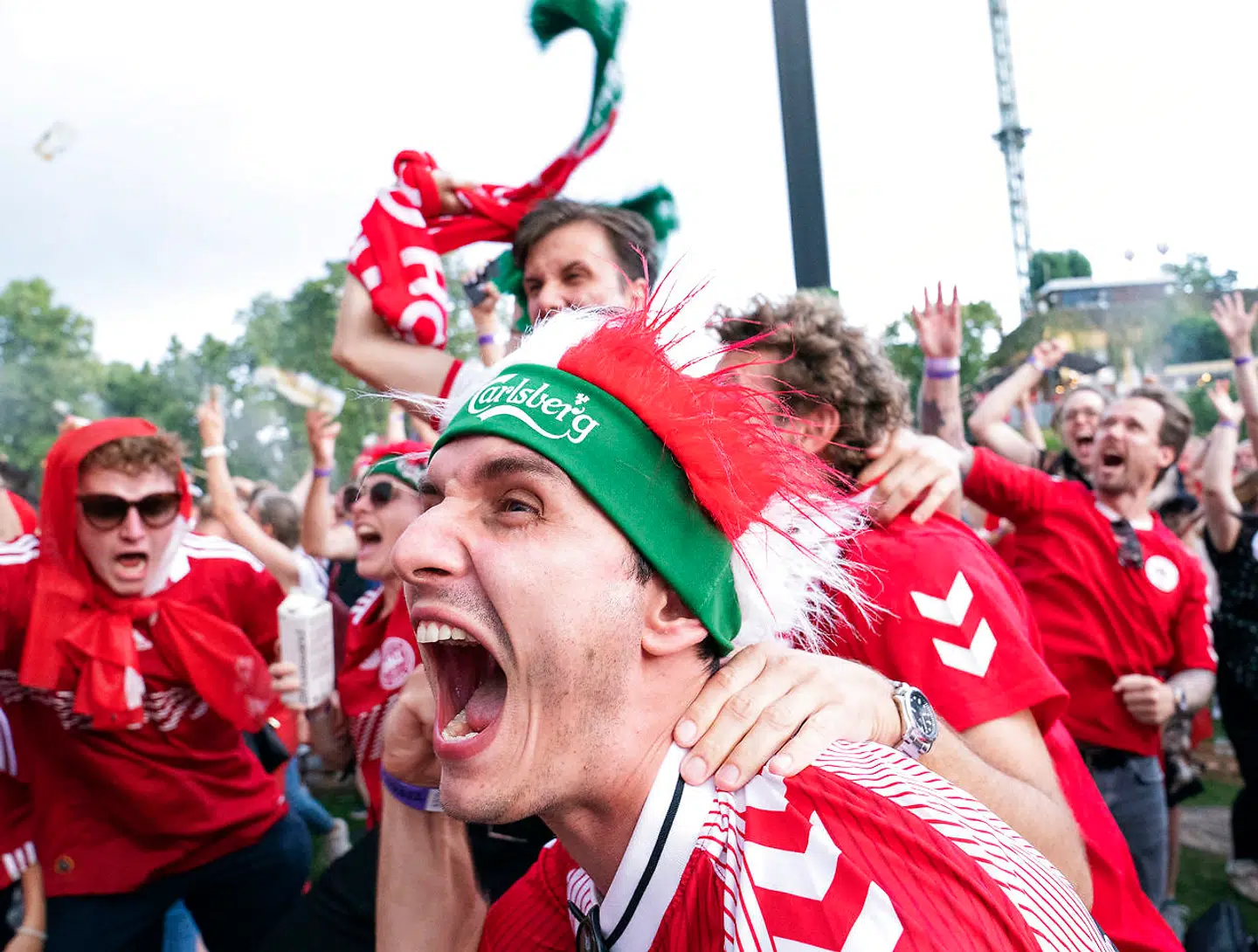 Quendrim Bordoniqi brøler sin sejrsglæde ud foran Tivolis storskærm.